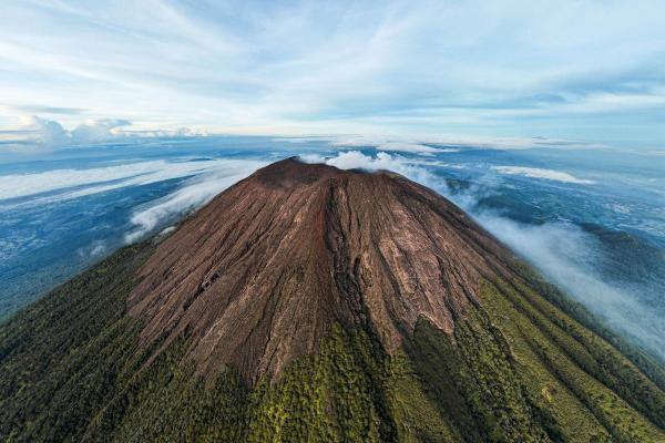 Stratovolcan : Définition, caractéristiques et différence avec les autres volcans - Qu'est-ce qu'un stratovolcan - Définition
