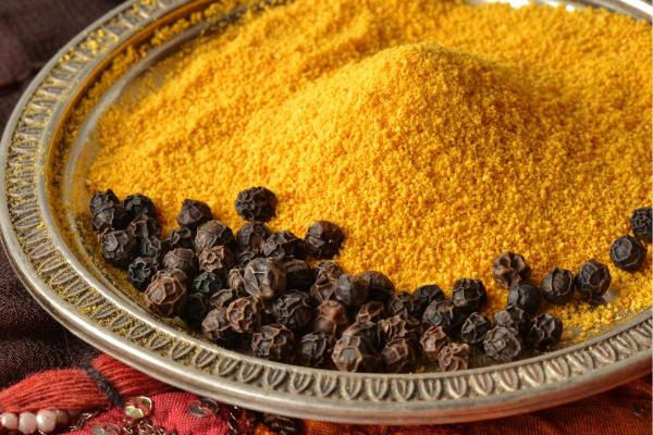 Curcuma et poivre noir : bienfaits et effets secondaires - Propriétés du curcuma et poivre noir