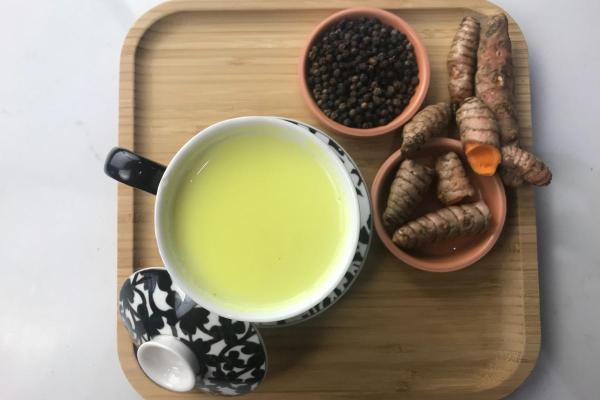 Curcuma et poivre noir : bienfaits et effets secondaires - Thé au curcuma et poivre