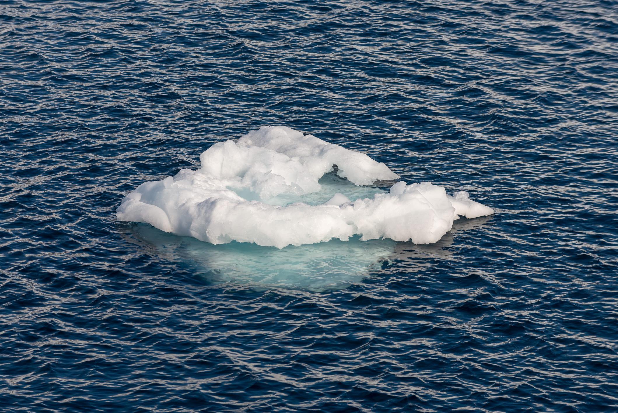 Pourquoi la GLACE FLOTTE sur l